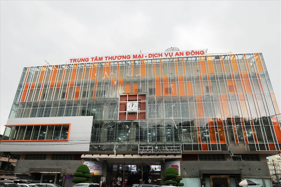 Cảnh nhộn nhịp đóng hàng quần áo ở chợ Tân Bình — An Đông cận Tết